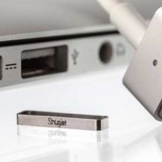 MacBook Airなどの電源コネクタを外れにくくするガジェット「Snuglet」発売