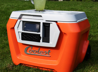 多機能クーラーボックス「Coolest Cooler」、Kickstarter調達額記録を更新