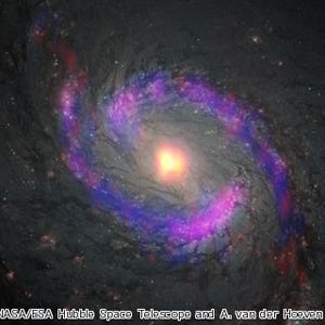 アルマ望遠鏡、4700万光年先のブラックホール周辺に有機分子を発見