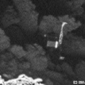 彗星に着陸した探査機「フィラエ」、2年ぶりに発見 - 親機が撮影に成功