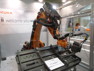 高精度な位置決めが可能なロボットのデモを披露するKUKAロボティクス - JIMTOF2016