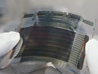 東芝、フィルム型ペロブスカイト太陽電池モジュールで変換効率10.5%を達成