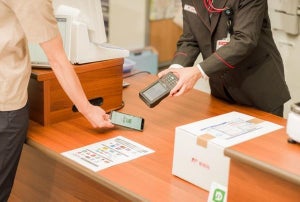 日本郵便、2020年2月より郵便局にSuicaなどキャッシュレス決済導入