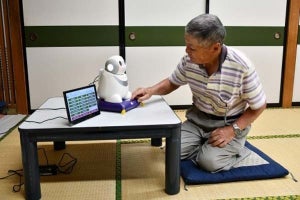 静岡県、NECのロボット「PaPeRo i」活用した高齢者見守りサービス開始