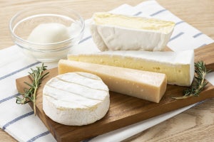 日常的なチーズの摂取が認知機能の高さに関連 - 明治などの疫学調査で判明