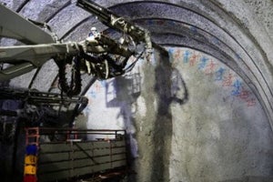 鹿島、トンネル工事の補助工法を完全機械化‐施工人員を4分の1削減