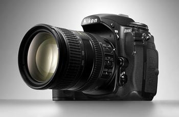 ニコン、DXフォーマットのフラッグシップモデル「D300」を発表 | マイ