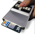 カードで膨れた財布とサヨナラ! 新感覚プッシュホルダー「ACM Wallet」