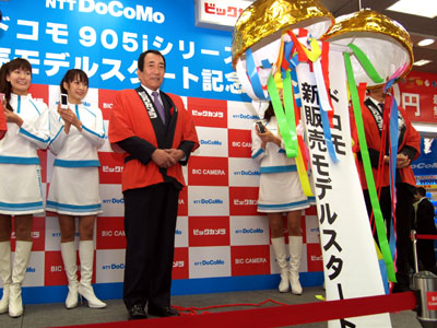 905iシリーズ発売、端末価格は5万円から - ドコモ中村社長も店頭 905iシリーズ発売、端末価格は5万円から - ドコモ中村社長も店頭