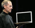 MacWorld 2008 - 「MacBook Air」の薄さをアピールするジョブズ氏