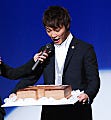 成宮寛貴、パンツ型チョコレートに大興奮 - グンゼ新製品発表会