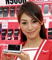 ドコモ、P906iとPRADA Phoneを発売 - 店頭に山田副社長も姿を見せる