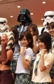 謎のコスプレ美女も! 『スター・ウォーズ/クローン・ウォーズ』でAKB48がダース・ベイダー卿に拝謁