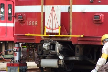 脱線車両の復旧作業を間近で見学 - 京浜急行電鉄「鉄道事故復旧訓練