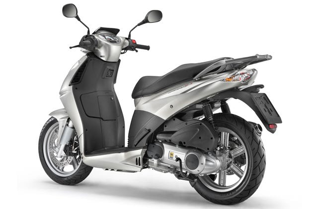 アプリリア、250ccスクーター「スポーツシティ キューブ」を発売 | マイナビニュース