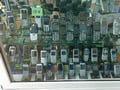 スペイン面白携帯事情 - ケータイ通りに並ぶいにしえの携帯電話たち
