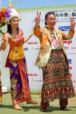 菊川怜がバリの民族衣装姿で山本寛斎プロデュースのイベントを応援 マイナビニュース