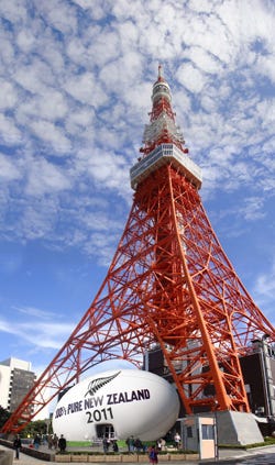 東京タワー下 全長25mの巨大なラグビーボールが出現 ニュージーランドpr マイナビニュース