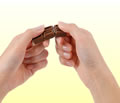 バンダイ、板チョコを折る感触が無限に楽しめる『∞チョコレート』を発売