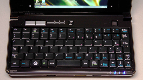 タッチパネル液晶搭載で小型化にこだわったモバイルPC - 富士通