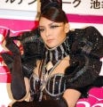 AKB48秋元才加、ダークなセクシー衣装でミュージカルに初挑戦!