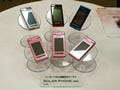 KDDI、SOLAR PHONE SH002に新色追加 - 柔らかな印象の「シャイニーピンク」