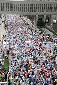 あいにくの天候でも3万3,105名が完走、完走率は94.5% - 東京マラソン2010