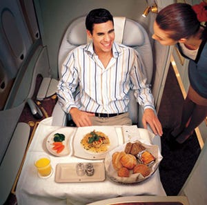 エミレーツ航空、機内食でご当地メニューを提供 - お寿司食べ放題も