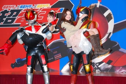 秋山莉奈がデンライナー コスで登場 仮面ライダー 超 電王 製作発表 マイナビニュース