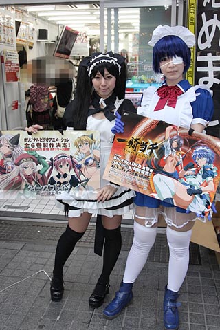 『一騎当千XX』&『クイーンズブレイド』、秋葉原の街に呂蒙とアイリが登場