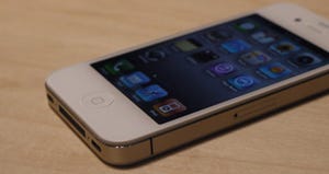 「iPhone 4」受信ドロップ問題、原因はバグ - Appleが発表
