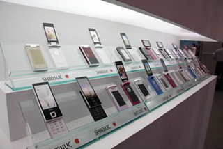 WIRELESS JAPAN 2010 - シャープは国内向け最新端末や中国市場向けモデルを展示