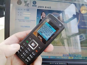 上海国際空港の「ケータイ自販機」でプリペイド携帯を買う(後編)