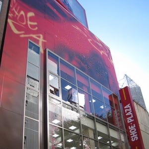若者向けの靴など3,500点、赤い「シュープラザ」が新宿東口に12月オープン