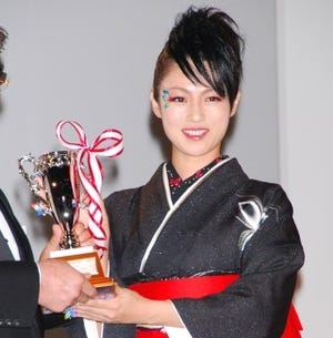 深田恭子が殿堂入り「自分へのご褒美です」 - 「ネイルクイーン2010」