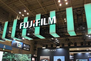 CP+2011 - オールドカメラ風の「FinePix X100」が人気 - 富士フイルム