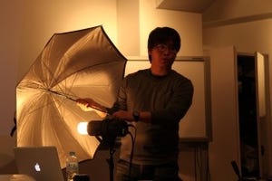プロのフォトグラファーがスタジオ撮影におけるライティングを伝授