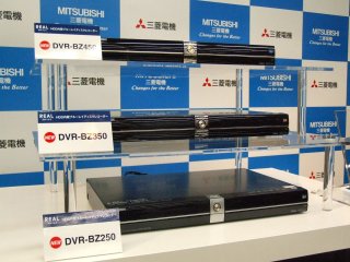 三菱、表裏タイプのリモコンでテレビも操作できるBDレコーダーを発表 | マイナビニュース