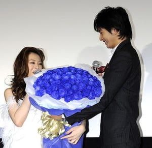 北川景子、向井理から青いバラ100本を贈られ感激!「真っ白で何も言えない」