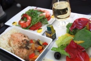 手の届く贅沢 - 快適シートとコース形式の機内食で大満足のトルコ航空「コンフォートクラス」