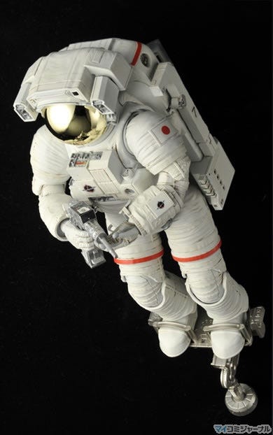 バンダイ、『1/10 ISS船外活動用宇宙服』を発売 - NASAの宇宙服を再現
