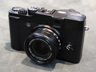 富士フイルム、光学4倍ズームでF2.0～F2.8レンズ搭載の「FUJIFILM X10」