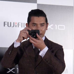 富士フイルムが「FUJIFILM X10」発表会開催 - ミラーレス市場参入も表明