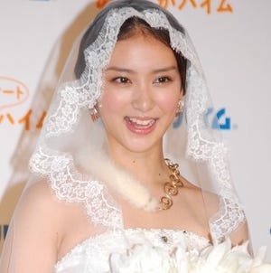 武井咲「なんだか結婚会見みたい」ウェディングドレス姿で理想の夫婦像語る
