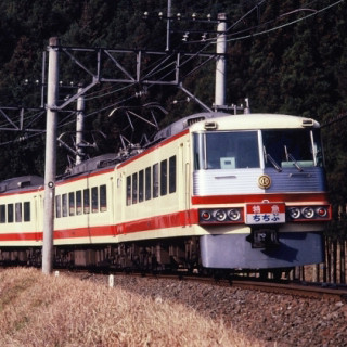 西武鉄道「レッドアロークラシック」登場、10000系が"初代"5000系の塗装に