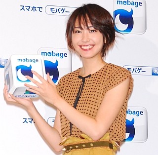 新垣結衣、1人ぼっちの撮影に「観察されている感じ」モバゲー新CM発表会