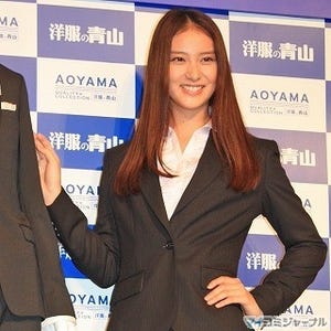 武井咲、「腰に手を回して」のリクエストに笑顔でポーズ - スーツ姿も披露