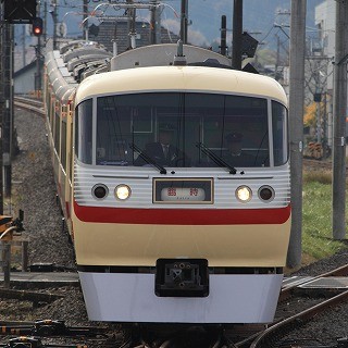 特急「レッドアロークラシック」出発進行! 西武鉄道10000系が赤帯の塗装に