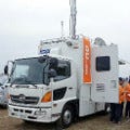 KDDI、災害時に出動する車載型移動基地局の訓練を公開