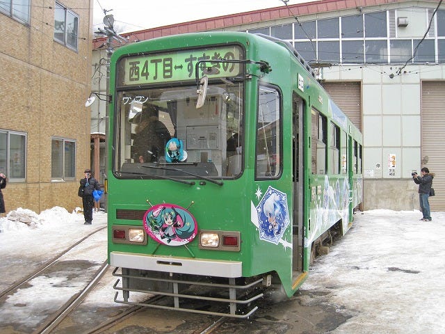 札幌の路面電車がますますみっくみくな件 - フルラッピング「雪ミク電車」 | マイナビニュース